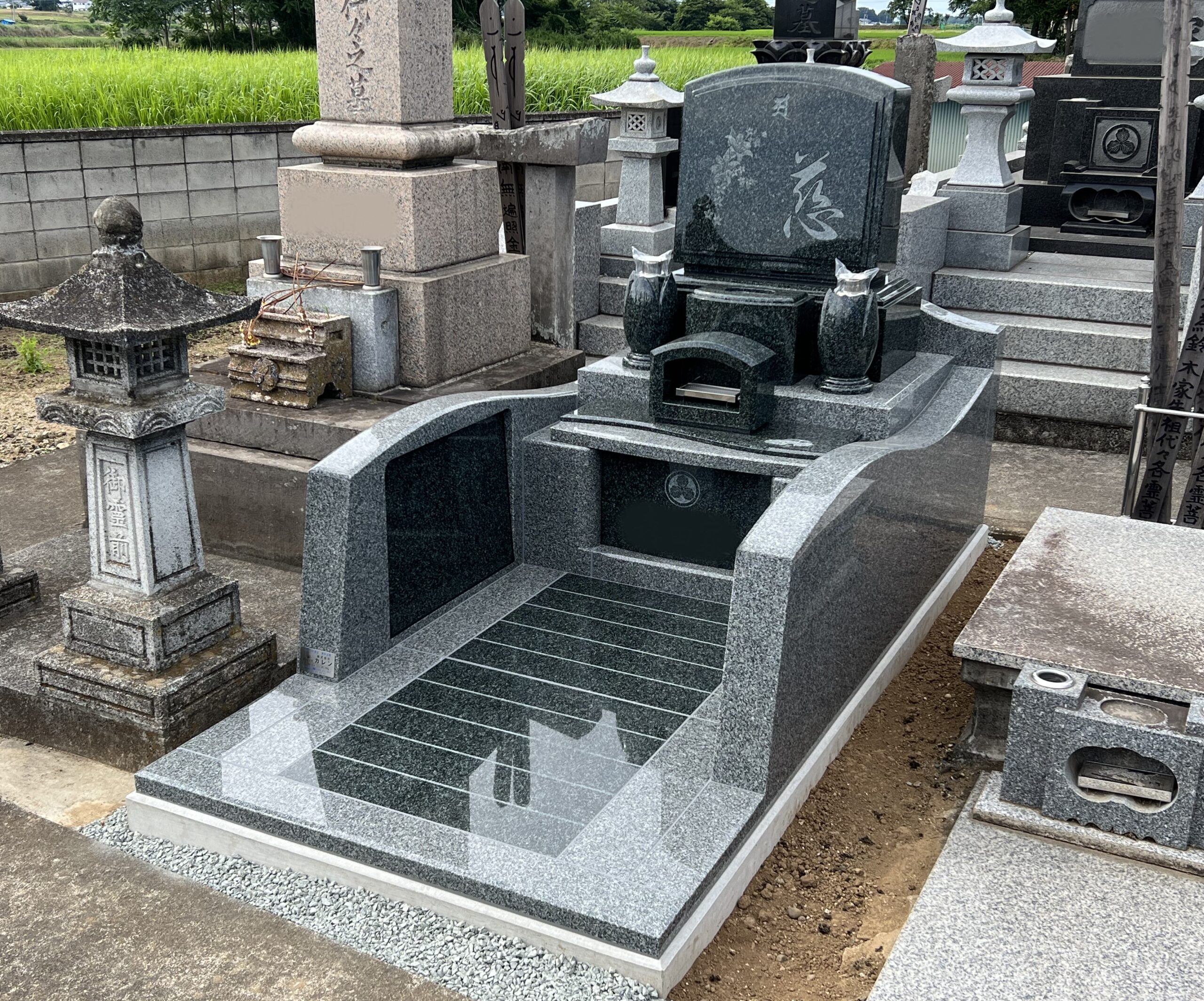 「慈」の文字とお花の彫刻が刻まれた　黒色の洋風墓石（茨城県古河市）