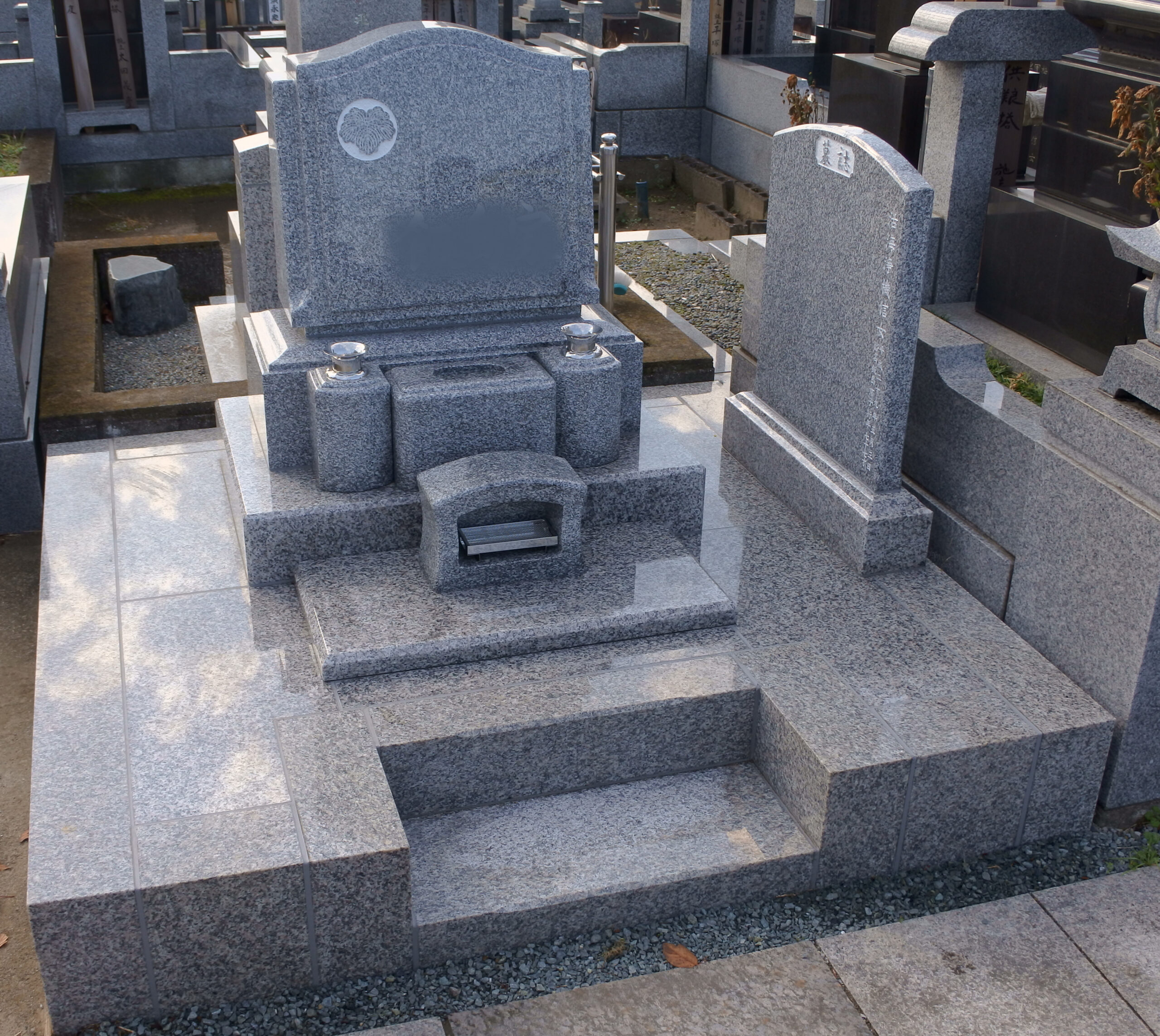 薄いグレーと白色石材を組み合わせた洋風のお墓（栃木県足利市）