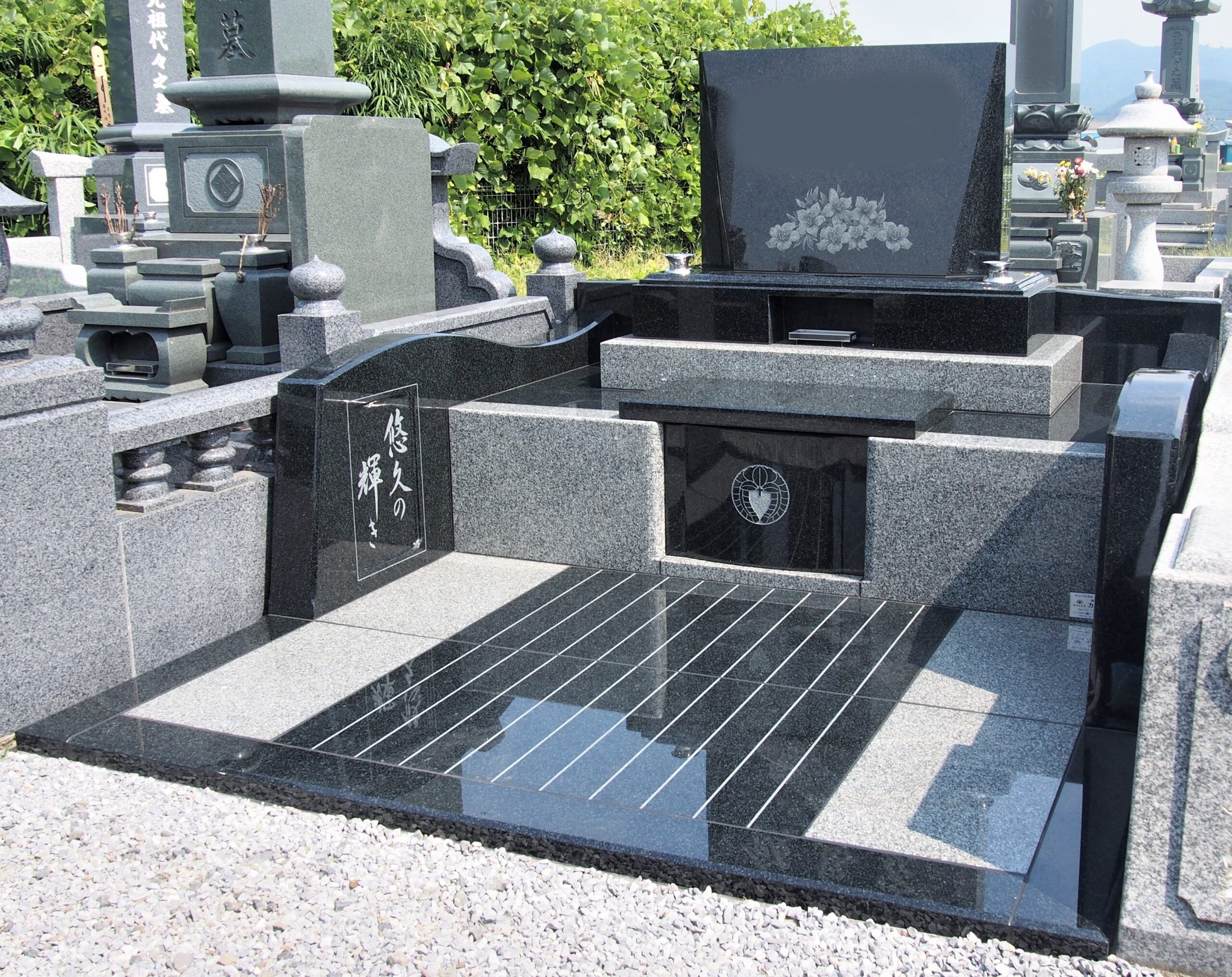 黒い石塔の花の彫刻が美しいデザイン墓石（栃木県栃木市）