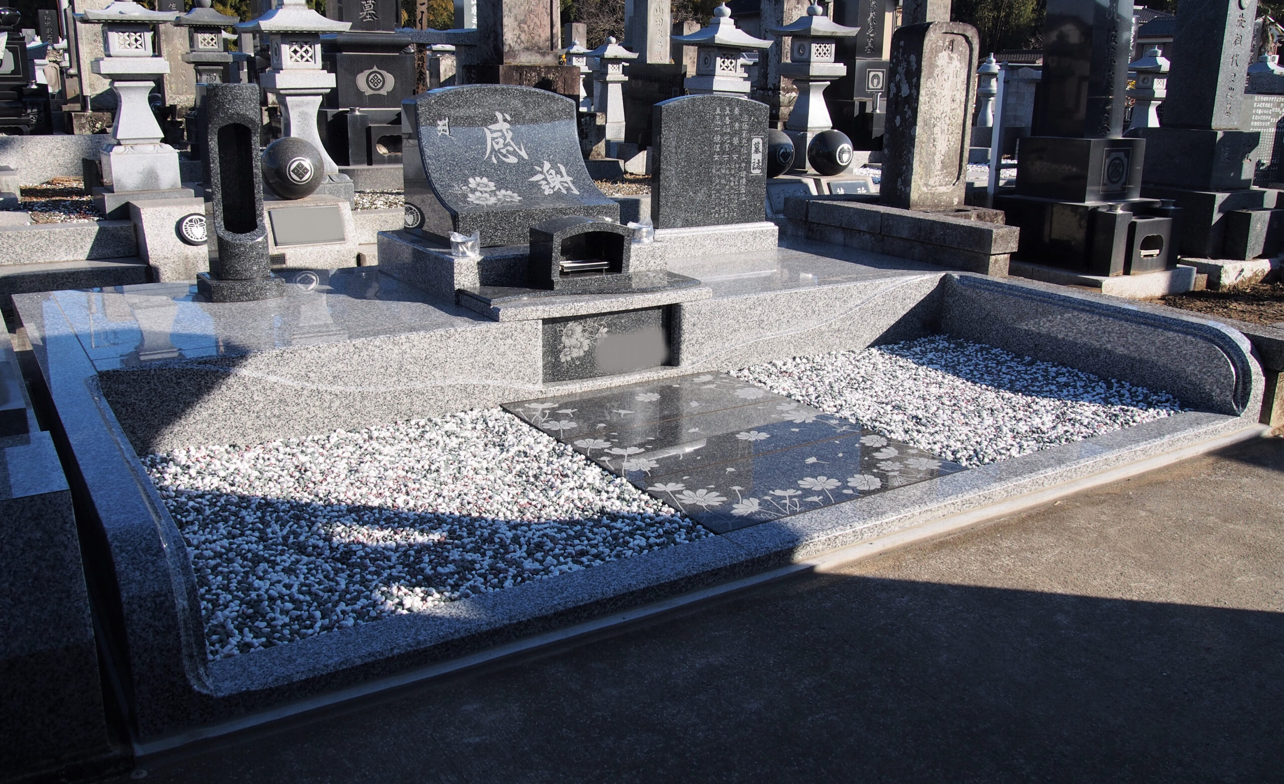 「感謝」の文字とコスモスの花が刻まれたデザイン墓石（群馬県板倉町）