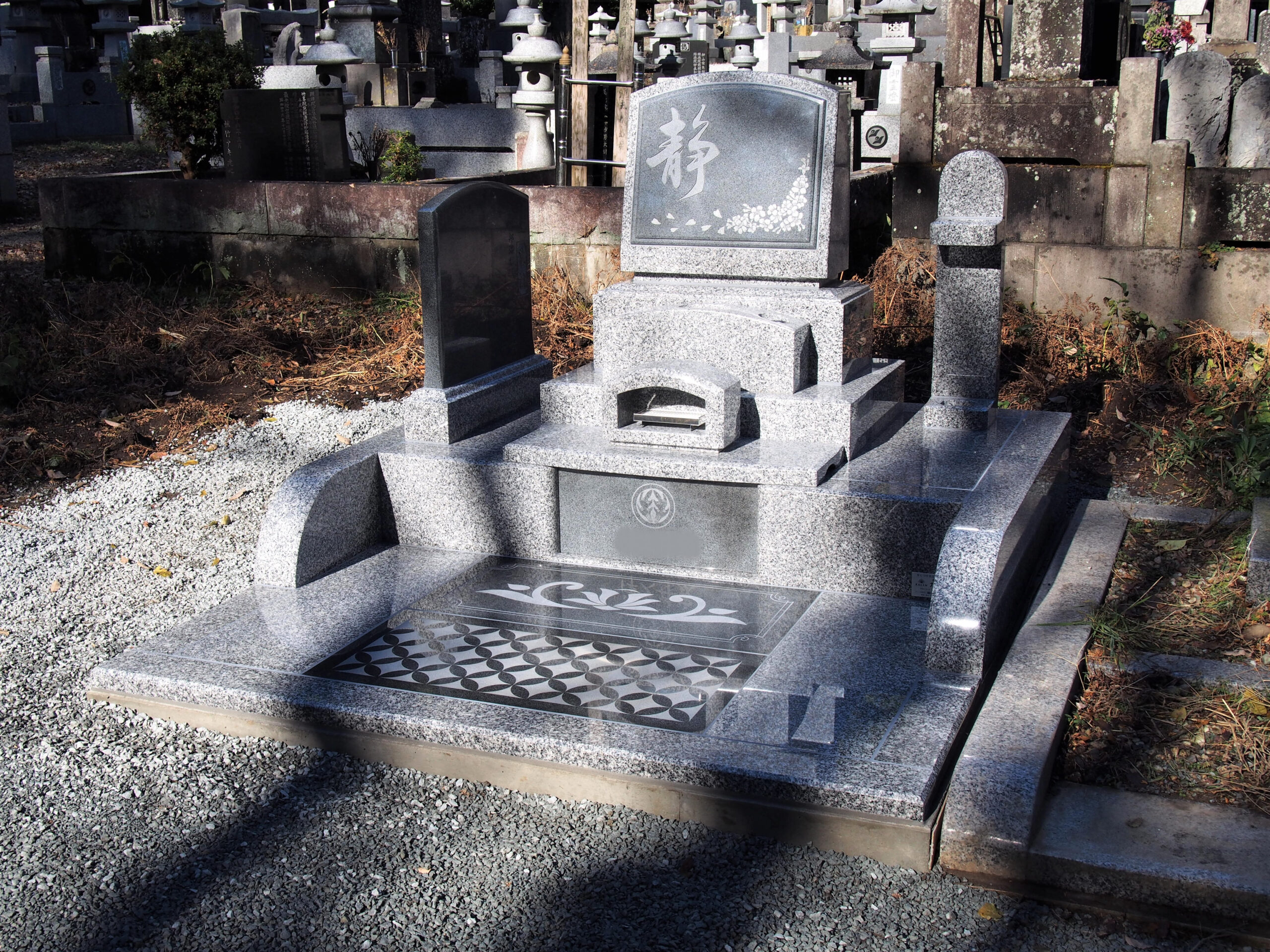 「静」の文字が刻まれた洋風のお墓（栃木県栃木市）