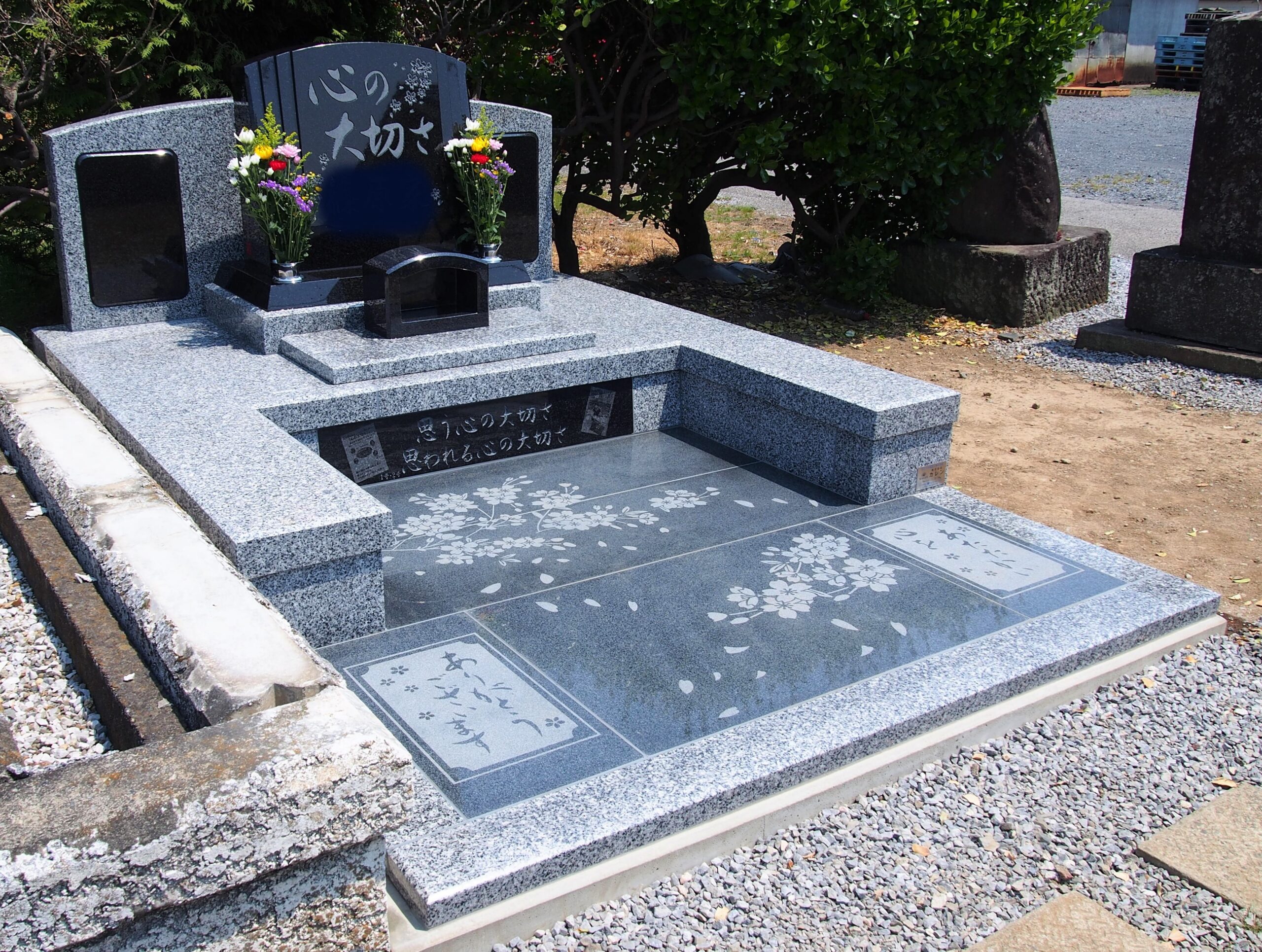 メッセージと桜の花の彫刻が刻まれたデザイン墓石（群馬県明和町）