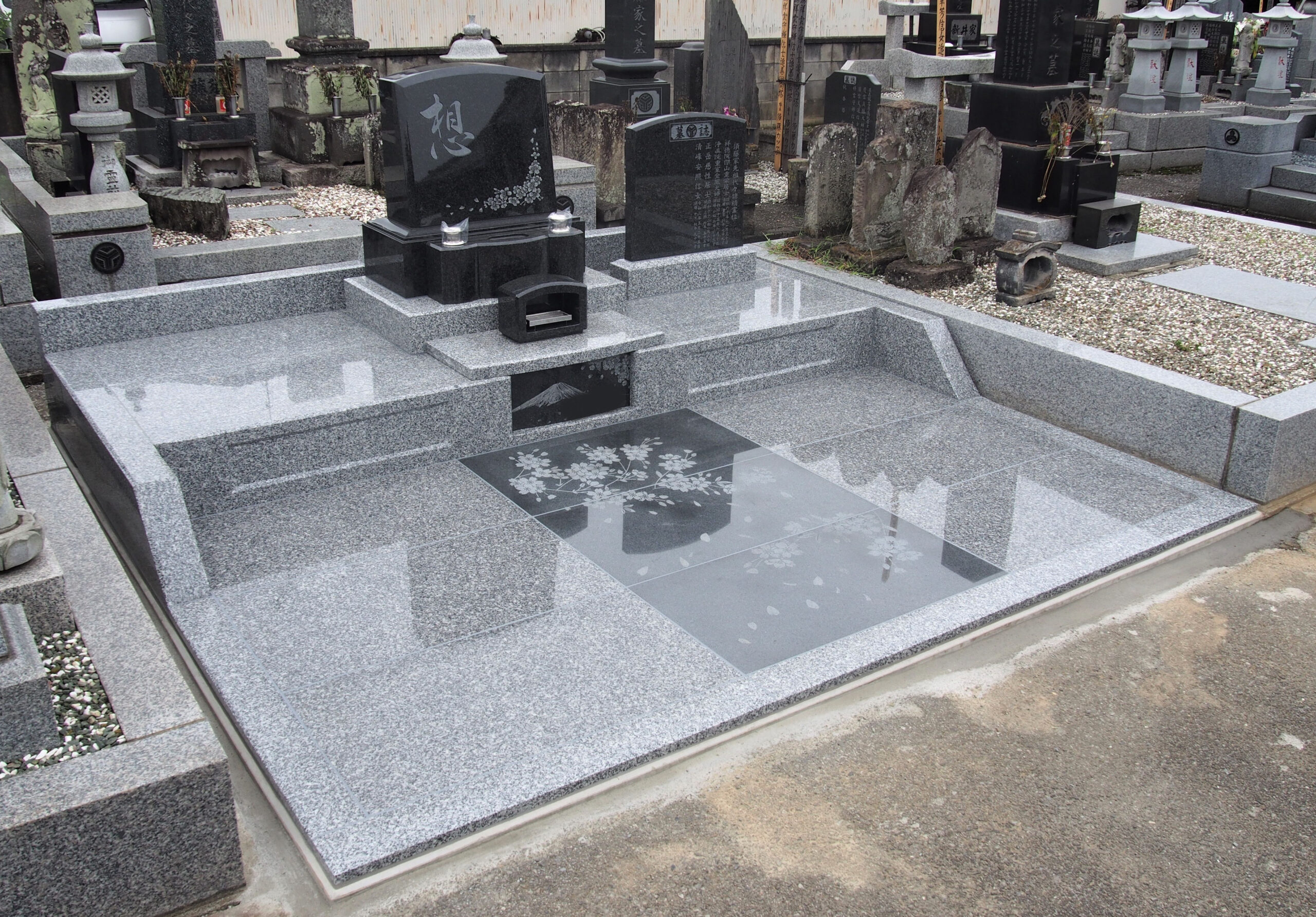 「想」と桜、富士山の彫刻がされた洋風のお墓（群馬県明和町）