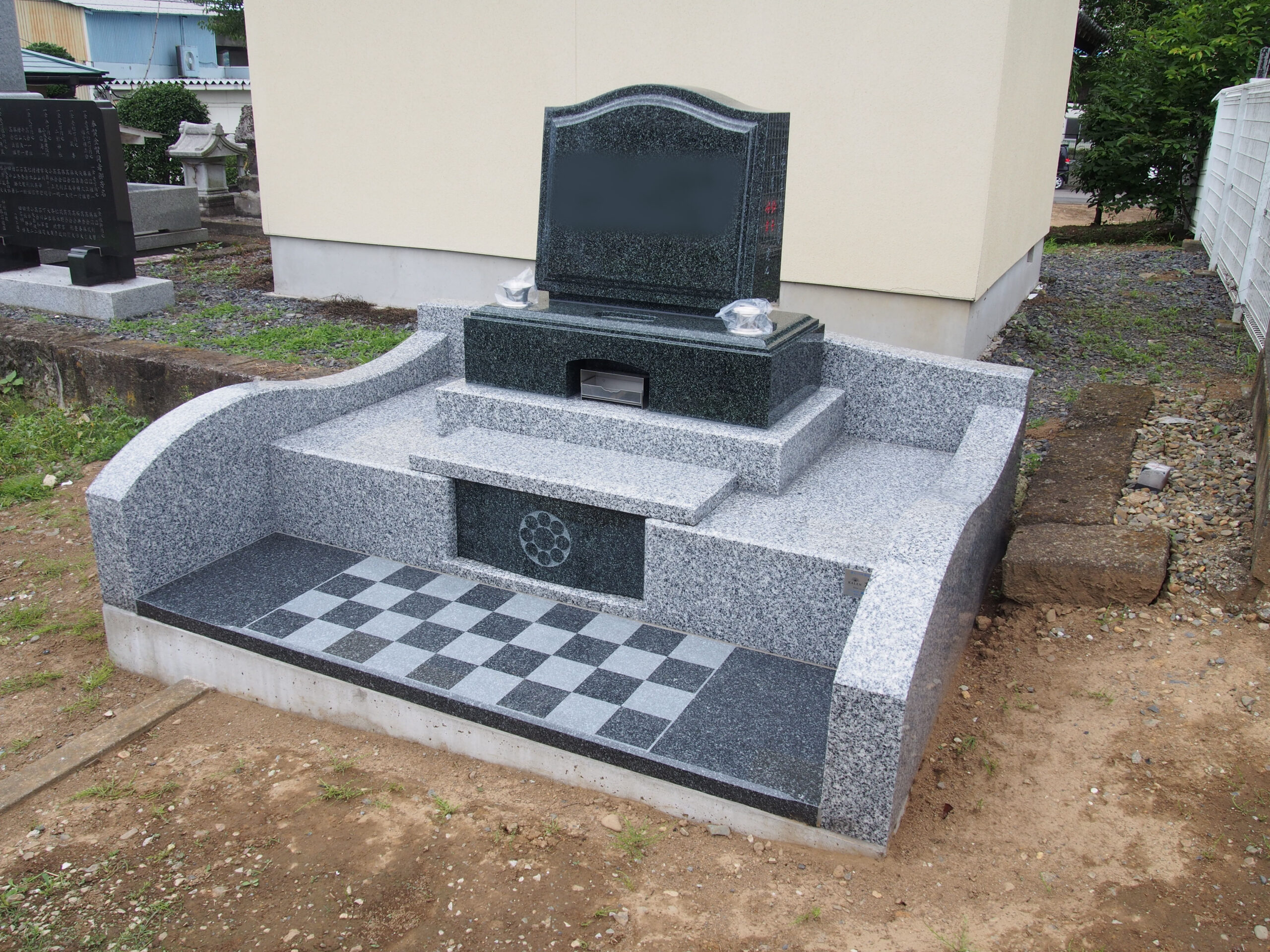 黒色石塔と市松模様の敷石彫刻の洋風のお墓（栃木県栃木市）